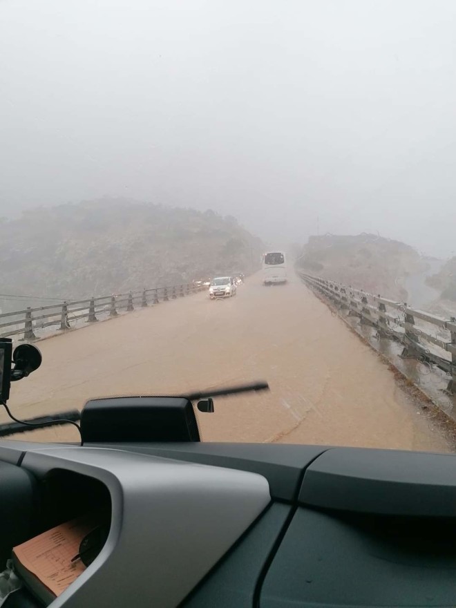 Πλημμυρισμένος δρόμος στην Κρήτη