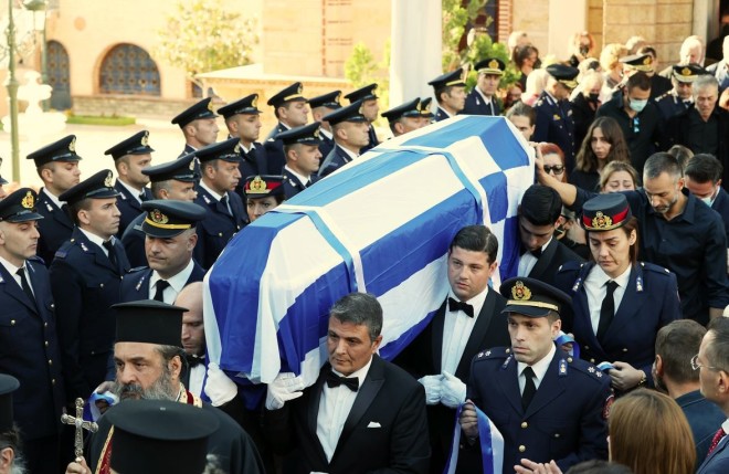 Σκεπασμένο με την ελληνική σημαία το φέρετρο με τον Αλέξανδρο Νικολαΐδη