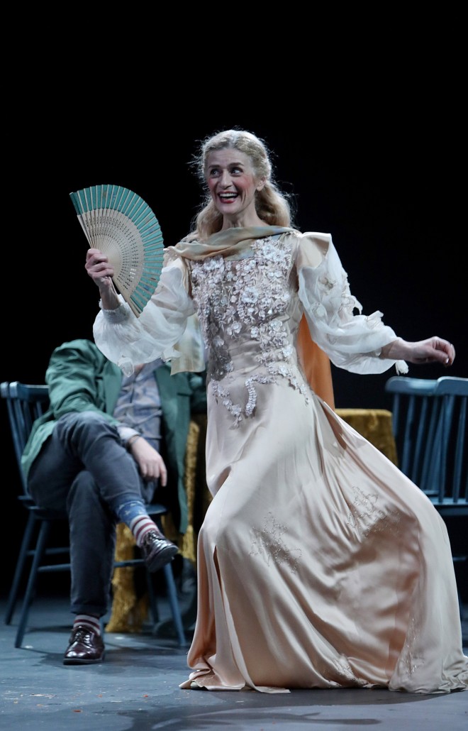 Η Άννα Μάσχα κατά τη διάρκεια θεατρικής παράστασης / φωτογραφία NDP