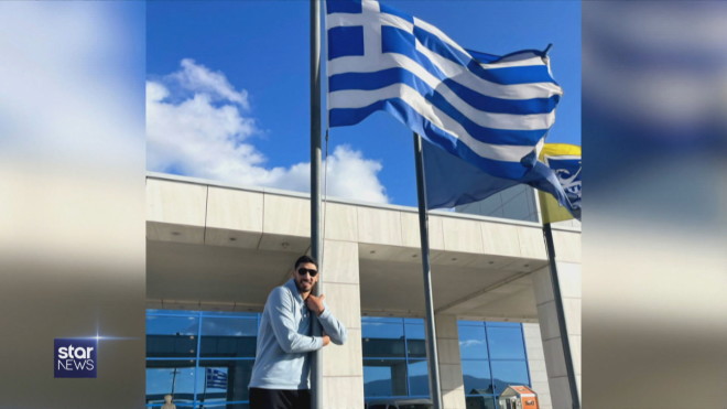 Ο Καντέρ αγκαλιάζει τον ιστό με την ελληνική σημαία 