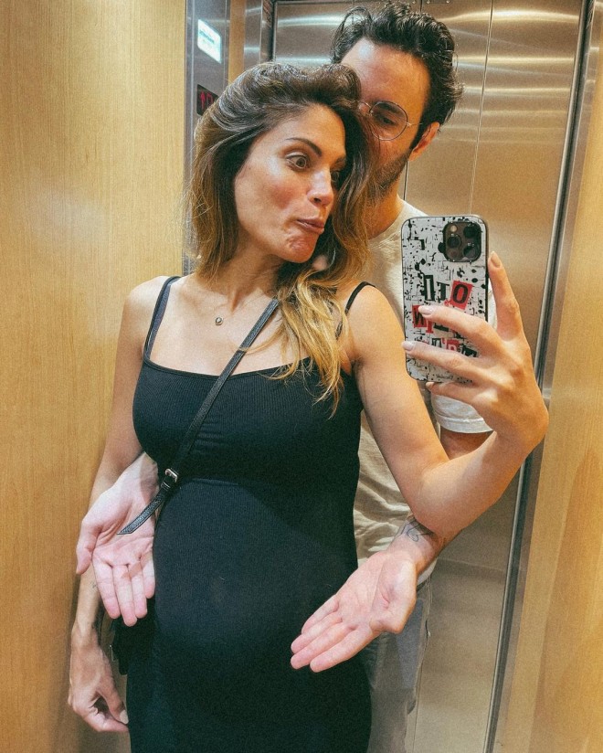 Η «αστεία» selfie της εγκυμονούσας Μαίρης Συνατσάκη με τον Ίαν Στρατή/ Πηγή: Instagram
