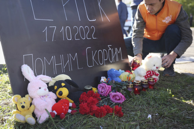 Πολίτες τοποθετούν αναμνηστικά για τους νεκρούς του αεροπορικού δυστυχήματος στην πόλη Γεΐσκ της Ρωσίας
