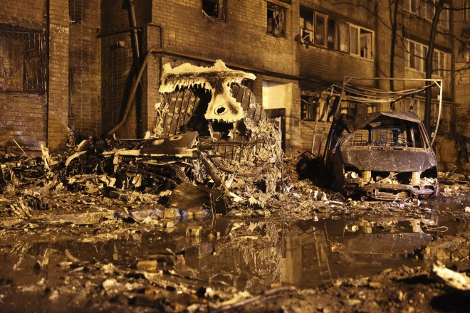 Εικόνες χάους μετά τη συντριβή μαχητικού αεροσκάφους σε πολυκατοικία σε πόλη της Ρωσίας