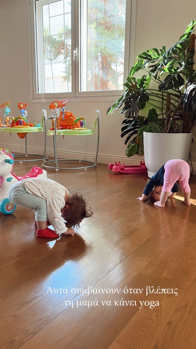 Χριστίνα Μπόμπα: Οι κόρες της κάνουν yoga στο σαλόνι!