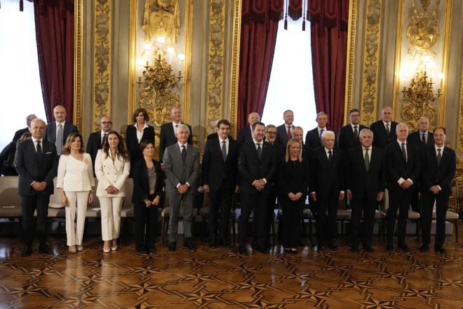 Η πρόσφατα ορκισμένη πρωθυπουργός της Ιταλίας Giorgia Meloni, στο κέντρο, και το υπουργικό συμβούλιο της ποζάρουν για μια φωτογραφία στο προεδρικό μέγαρο Quirinal στη Ρώμη, Σάββατο 22 Οκτωβρίου 2022. (AP Photo/Alessandra Tarantino)