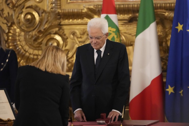 Η νεοδιορισθείσα πρωθυπουργός της Ιταλίας Giorgia Meloni υπογράφει μπροστά στον Ιταλό Πρόεδρο Sergio Mattarella στο προεδρικό μέγαρο Quirinal στη Ρώμη, το Σάββατο 22 Οκτωβρίου 2022, καθώς αναλαμβάνει καθήκοντα η πρώτη ακροδεξιά κυβέρνηση της Ιταλίας από το τέλος του Β' Παγκοσμίου Πολέμου. (AP Photo/Alessandra Tarantino)