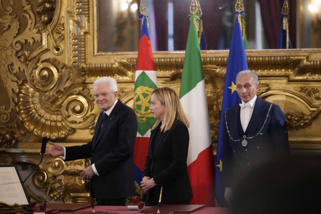 Ο Ιταλός Πρόεδρος Σέρτζιο Ματαρέλα κάνει χειρονομίες στη νεοδιορισθείσα Ιταλίδα πρωθυπουργό Τζόρτζια Μελόνι μετά την τελετή ορκωμοσίας της πρώτης κυβέρνησης της Ιταλίας που ηγείται της ακροδεξιάς από το τέλος του Β' Παγκοσμίου Πολέμου στο προεδρικό παλάτι Quirinal στη Ρώμη, Σάββατο 22 Οκτωβρίου 2022. ( AP Photo/Alessandra Tarantino)