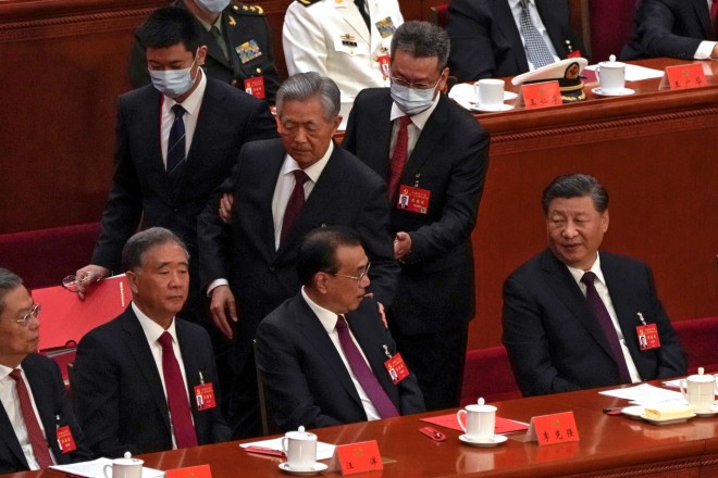 Ο πρώην πρόεδρος της Κίνας, Χου Τζιντάο, απομακρύνθηκε κακήν-κακώς από την αίθουσα, εμφανώς παρά τη θέλησή του