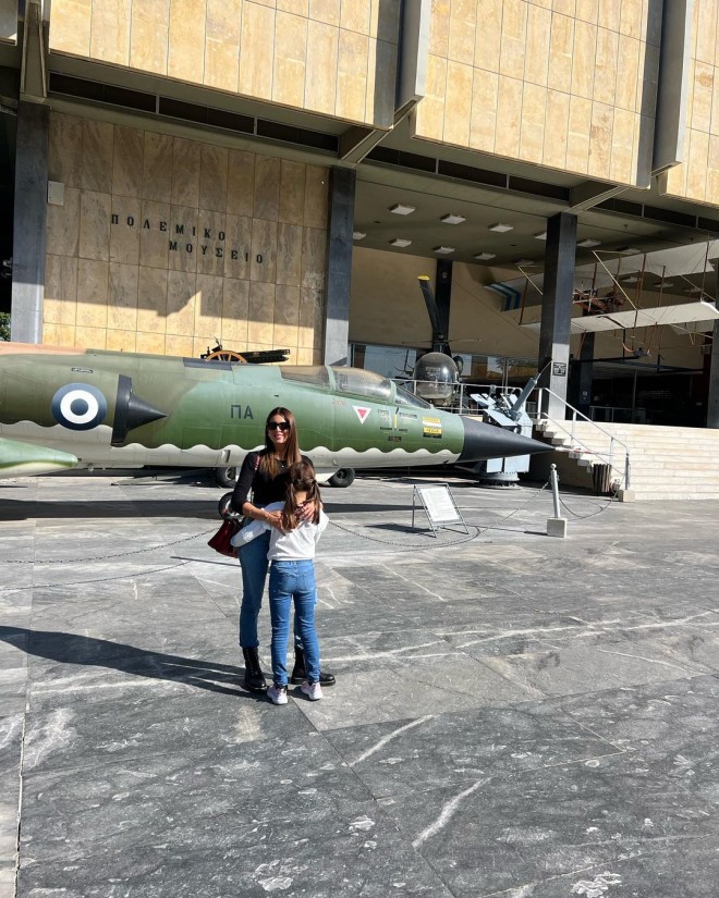 Σταματίνα Τσιμτσιλή: Πήγε τα παιδιά της στο Πολεμικό Μουσείο