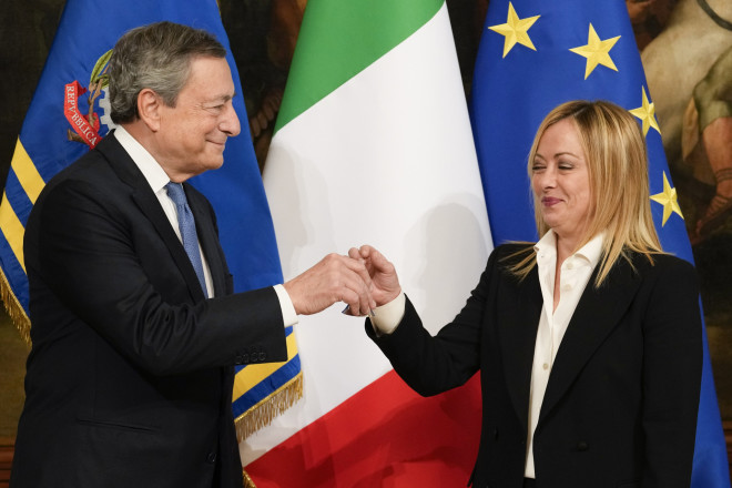 Ο απερχόμενος πρωθυπουργός Mario Draghi, αριστερά, παραδίδει την καμπάνα του υπουργικού συμβουλίου στη νέα πρωθυπουργό Giorgia Meloni, δεξιά, κατά τη διάρκεια της τελετής παράδοσης στο γραφείο του Chigi Palace Premier, στη Ρώμη, Κυριακή, 23 Οκτωβρίου 2022.  (AP Photo/Andrew Medichini)