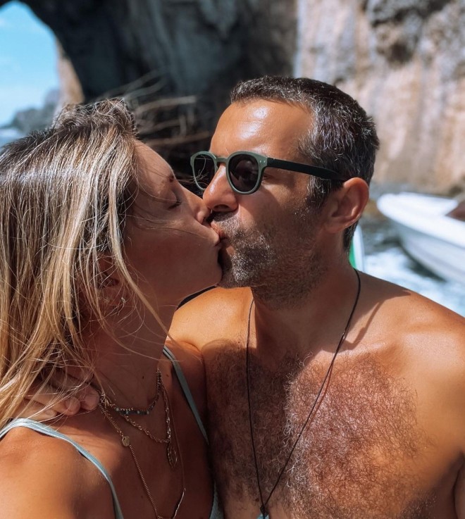 Ένα φιλί της Αθηνάς Οικονομάκου στον σύζυγό της, Φίλιππο Μιχόπουλο