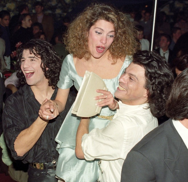 Κι όμως η Ελένη Μενεγάκη δεν ήταν πάντα τόσο... ξανθιά! Εδώ με τον Σάκη Ρουβά και τον Ηλία Ψινάκη το 1993 