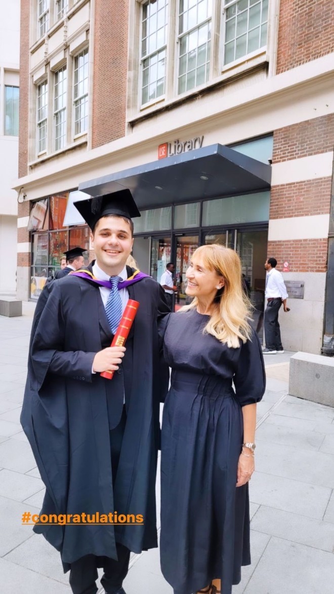 Υπερήφανη μαμά η Μάρα Ζαχαρέα στην αποφοίτηση του γιου της, Βασίλη