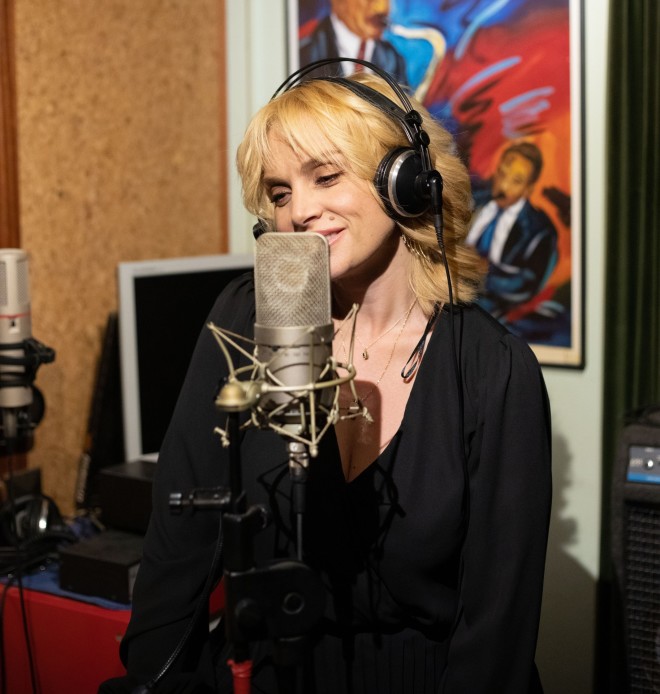 Η Ελεωνόρα Ζουγανέλη στο στούντιο ερμηνεύοντας το τραγούδι της Αργυρώς