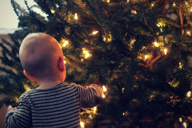 μωρό μπροστά από χριστουγεννιάτικο δέντρο 