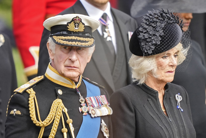 Ο Κάρολος με την Καμίλα στην κηδεία της βασίλισσας Ελισσάβετ - Φωτογραφία AP IMAGES 