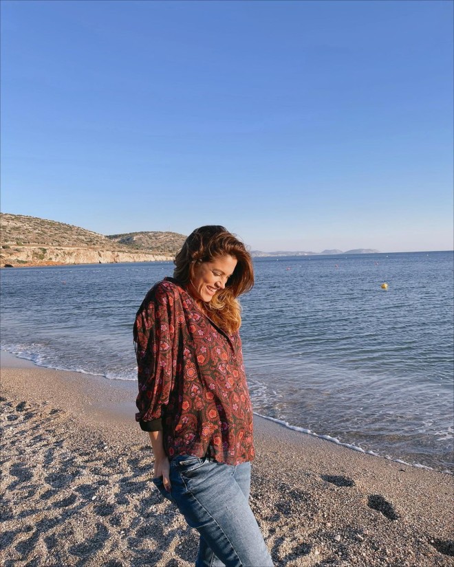 Μαίρη Συνατσάκη: Βόλτα στην παραλία στον 8ο μήνα της εγκυμοσύνης -7