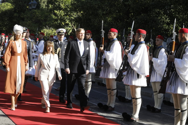 Καλωσορίζοντας το βασιλικό ζεύγος της Ολλανδίας στο Προεδρικό Μέγαρο, η κα Σακελλαροπούλου τόνισε ότι «η Ελλάδα αποδίδει μεγάλη σημασία στην ενίσχυση των σχέσεων με την Ολλανδία»