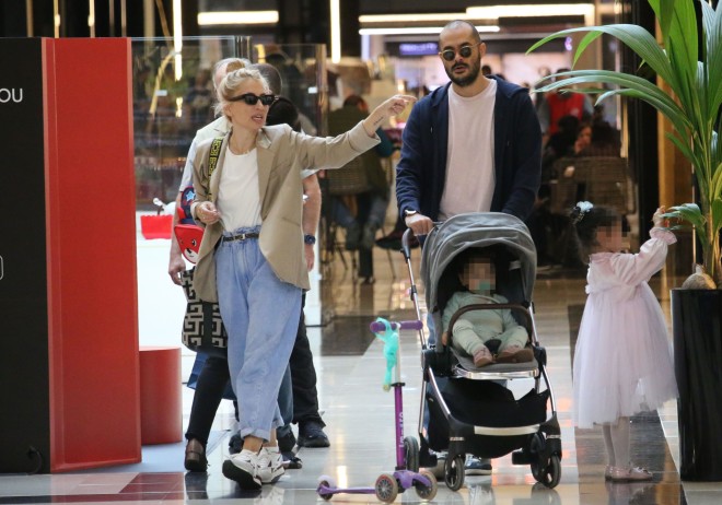 Η Μαρία Ηλιάκη και ο Στέλιος Μανουσάκης έκαναν μια οικογενειακή βόλτα για ψώνια -1/ φωτογραφία NDP 