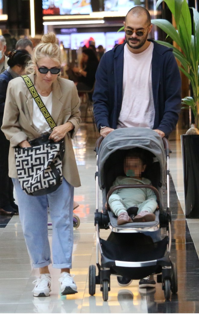 Η Μαρία Ηλιάκη και ο Στέλιος Μανουσάκης έκαναν μια οικογενειακή βόλτα για ψώνια -2/ φωτογραφία NDP 