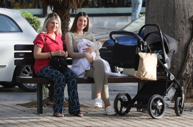 Η πρώτη βόλτα της Ιωάννας Σιαμπάνη μαζί με το νεογέννητο αγοράκι της και τη μητέρα της/ Πηγή NDP - Φωτογράφος: Νίκος Ζώτος 