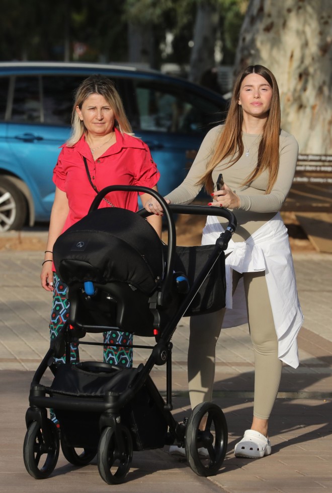 Η πρώτη βόλτα της Ιωάννας Σιαμπάνη μαζί με το νεογέννητο αγοράκι της και τη μητέρα της/ Πηγή NDP - Φωτογράφος: Νίκος Ζώτος 