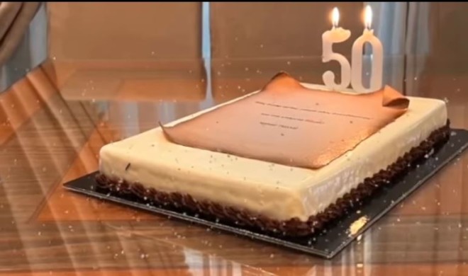 Η τούρτα έκπληξη της οικογένειας του Άδωνι Γεωργιάδη για τα 50ά γενέθλιά του / Πηγή: facebook 