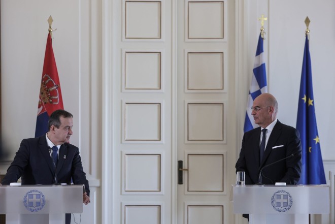 Ο Νίκος Δένδιας στις δηλώσεις με τον Υπουργό Εξωτερικών της Σερβίας  
