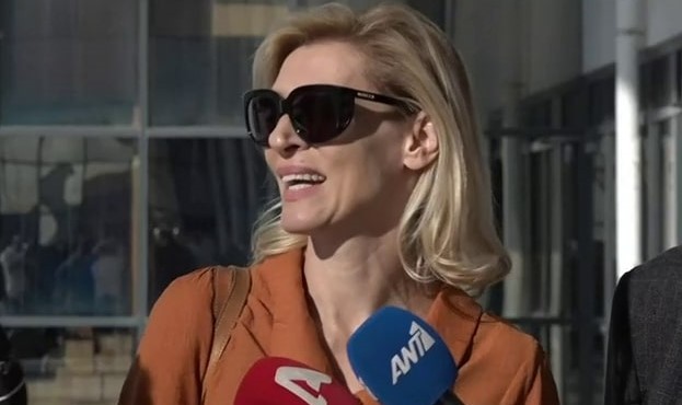 Η Ζέτα Δούκα μίλησε στους δημοσιογράφους έξω από το Πταισματοδικειο Αθηνών