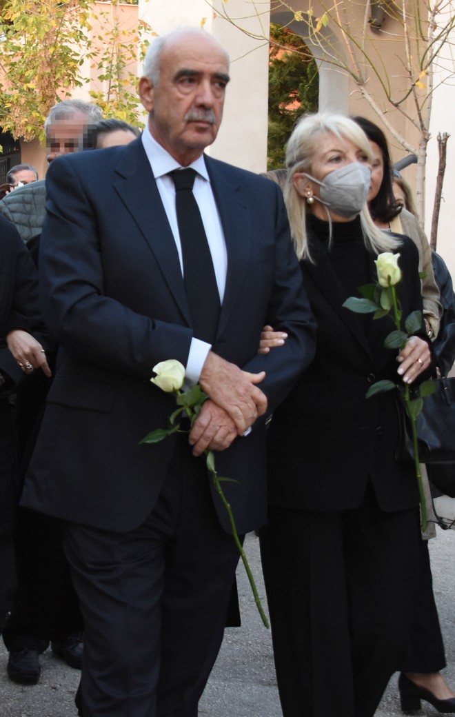 Ο γαμπρός της Νίτσας Μαρούδα, Βαγγέλης Μεϊμαράκης με τη σύζυγό του, Ιωάννα Κολοκοτά της είπαν το τελευταίο αντίο/φωτογραφία NDP/ΠΑΝΑΓΙΩΤΗΣ ΚΟΥΦΑΛΕΞΗΣ 