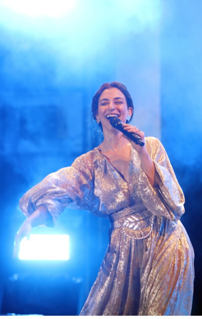 Η Μαρίζα Ρίζου κατά τη διάρκεια της συναυλίας της στο θέατρο Άλσος /φωτογραφία NDP