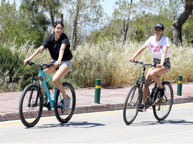 Βόλτα με το ποδήλατο για μαμά και κόρη / φωτογραφία NDP