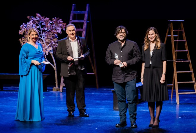 Η Χριστίνα Τζεβελέκου, Marketing Manager του Viva.gr παρέδωσε στον Παναγιώτη Γασπαράτο το βραβείο για τον σχεδιασμό ήχου στην παράσταση Ο Κοτζάμπασης του Καστρόπυργου