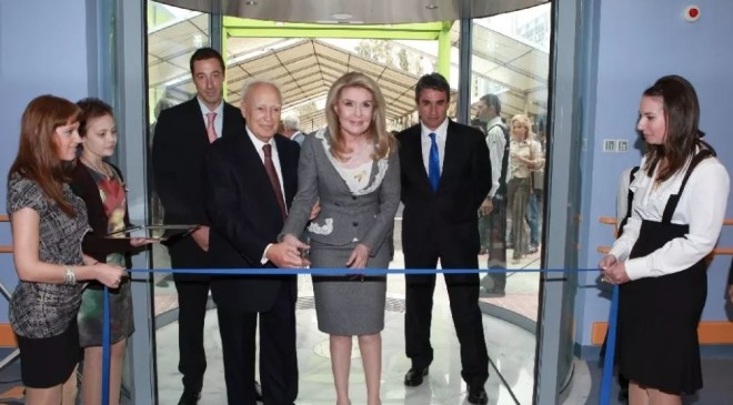 Η κυρία Μαριάννα Βαρδινογιάννη με τον τότε Πρόεδρο της Δημοκρατίας, Κάρολο Παπούλια, στα εγκαίνια του πρώτου Ογκολογικού Νοσοκομείου για παιδιά στην Ελλάδα το 2010