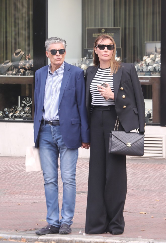 Τατιάνα Στεφανίδου: Δείτε το ανδρόγυνο look και η εντυπωσιακή Chanel τσάντα