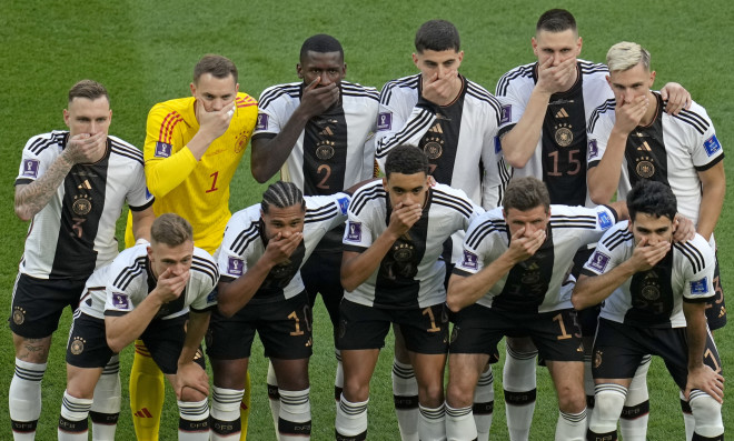 Μουντιάλ 2022:  Οι Γερμανοί παίκτες έκλεισαν τα στόματα σε ένδειξη διαμαρτυρίας/ φωτογραφία AP/ Ricardo Mazalan
