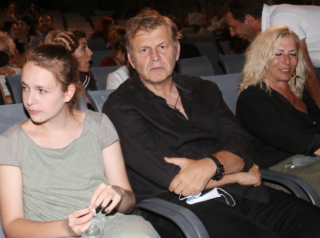 Ο Απόστολος Γκλέτσος με την κόρη του Βαλίσια και την Ιζαμπέλα Αρβανίτη στο θέατρο