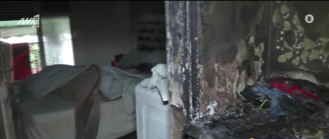 Εικόνα μέσα από το διαμέρισμα στον Κολωνό που έπιασε φωτιά