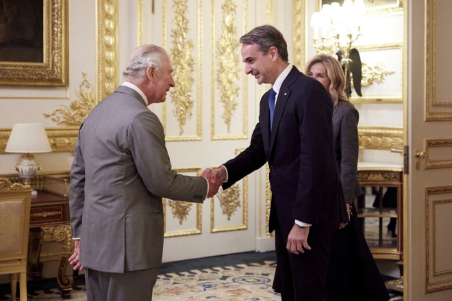 H χειραψία του Βασιλιά Κάρολου με τον Έλληνα Πρωθυπουργό 