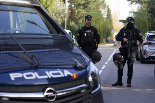 Αστυνομία έξω από την πρεσβεία της Ουκρανίας στη Μαδρίτη, όπου χθες εξερράγη επιστολή - βόμβα - AP