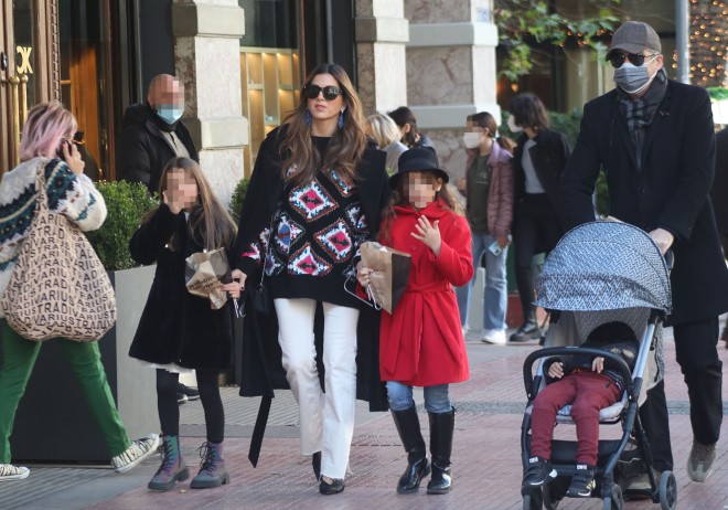 Σταματίνα Τσιμτσιλή και Θέμης Σοφός σε μια οικογενειακή βόλτα στο κέντρο της Αθήνας/ φωτογραφία NDP