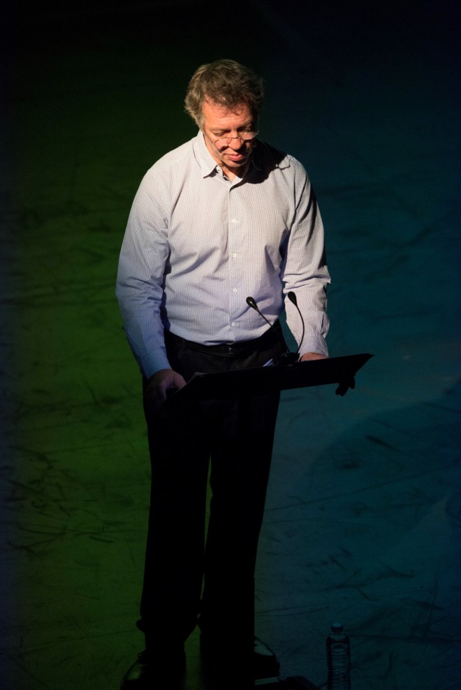 Ο Γιάννης Τσορτέκης στη σκηνή του Δημοτικού Θεάτρου Πειραιά το 2020 - Φωτογραφία NDP