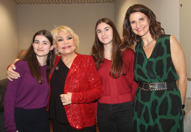Η Μελίνα Δασκαλοπούλου και μια φίλη της με τη γιαγιά της Μαρινέλλα και τη μαμά της, την κόρη της τραγουδίστριας, Τζωρτζίνα Σερπιέρη 
