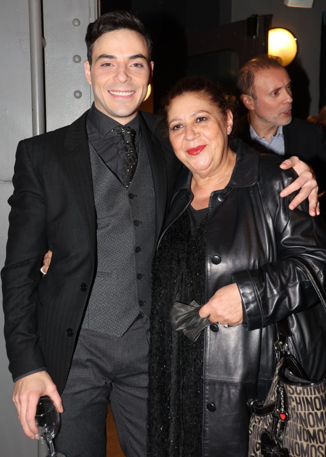 Ο Χρήστος Ζαχαριάδης με τη μητέρα του, Χριστίνα Τσάφου μετά το τέλος της παράστασης Μπεντ