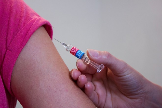 Θεσσαλονίκη: Παιδίατρος εμπλέκεται σε παράνομη διακίνηση παιδικών εμβολίων