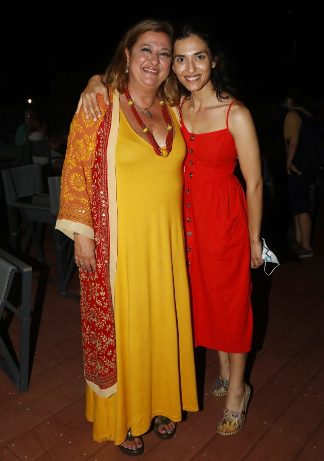 Η Ελισάβετ Κωνσταντινίδου με την κόρη της Μαρία Χάνου στην Ταράτσα του Φοίβου το καλοκαίρι του 2021