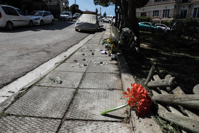 Λουλούδια στο σημείο που δολοφονήθηκε ο Γιώργος Καραϊβάζ