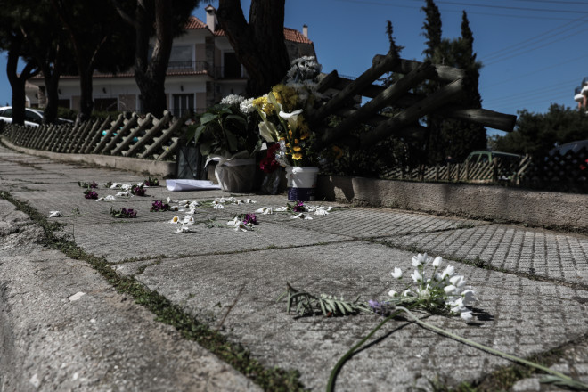 Λουλούδια για τον Γιώργο Καραϊβάζ στο σημείο της δολοφονίας του