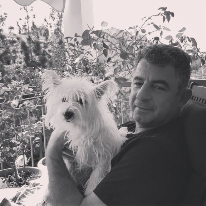 Ο Γιώργος Καραϊβάζ με το σκυλάκι του