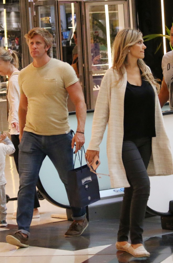 Η Εύα Καϊλή με τον σύντροφό της, Φραντσέσκο Τζόρτζι για ψώνια σε εμπορικό κέντρο/NDP 1